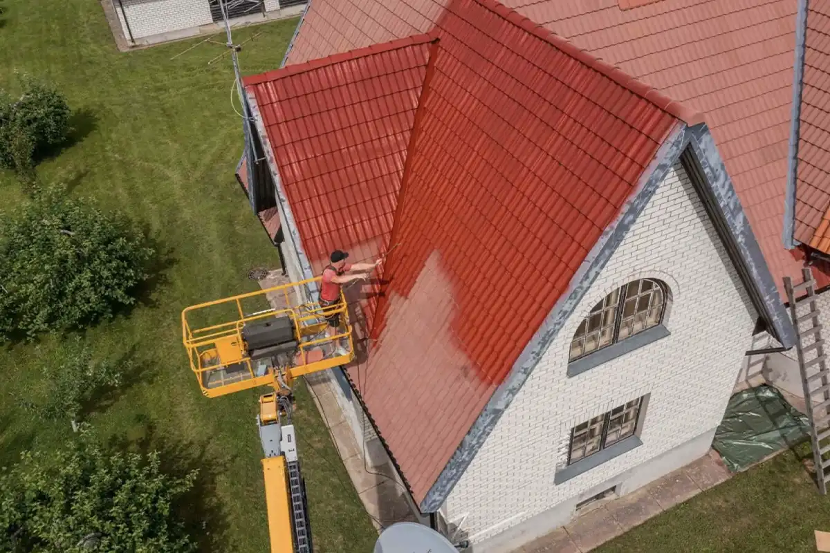 Katuse värvimine Nowocoat värviga tõstukilt.